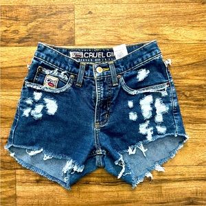 Cruel girl cut off shorts